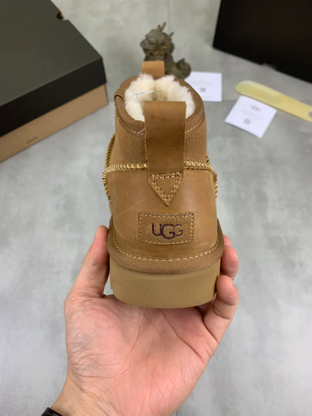 Men's men's shoes 💰P500 New top version UGG 2025 autumn and winter high-top new casual shoes new series Ansley Mules Fashionable and comfortable shallow flat slip-on casual loafers ✨ Classic suede cowhide with 10mm wool lining Insole suede collar Soft and comfortable ❤️ Decorated with UGG classic heat embossed brand logo on the back side Full texture Lightweight rubber sole Anti-slip, wear-resistant and comfortable Color: Black Brown Size: 39-45